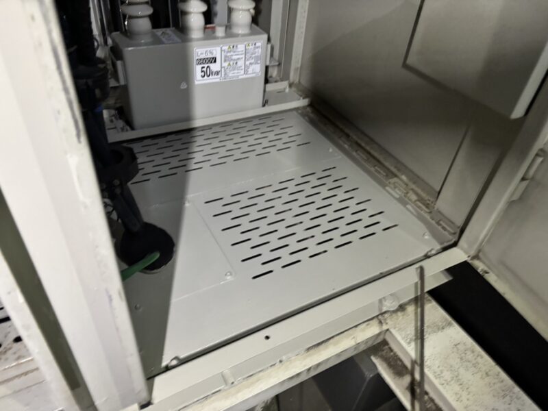 キュービクル内部塗装施工後