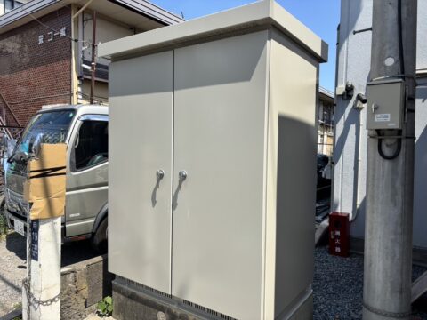 東京都葛飾区でのキュービクル外部塗装工事｜1階路面設置の施工事例