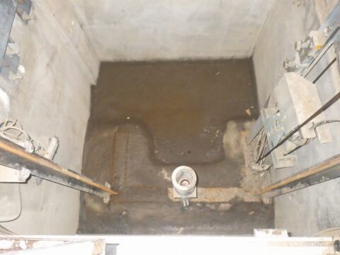 エレベーターピットに雨水を排水作業と同時にエレベーターピット清掃/千葉県のエレベーターピット水抜き＆清掃