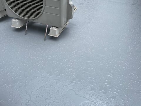 防水施工直後に突然の雨が・・・どのように対処すべきか？/防水施工中のゲリラ豪雨