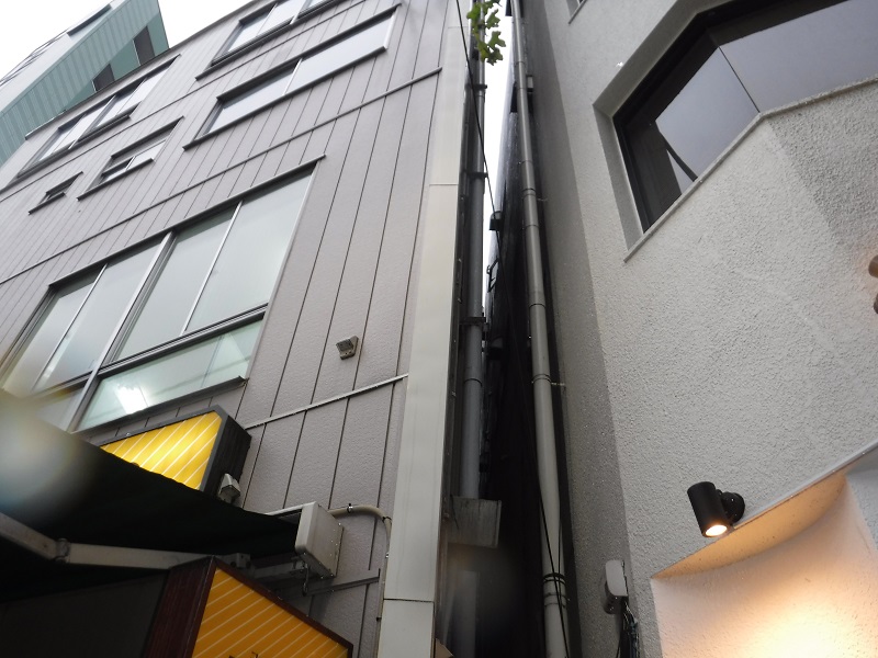 足立区千住　敷地が狭い場所での外壁雨漏り補修　外壁防水