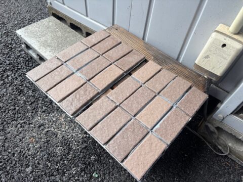 タイル塗装でイメージチェンジ！色選びのための特別な色見本を作成中です